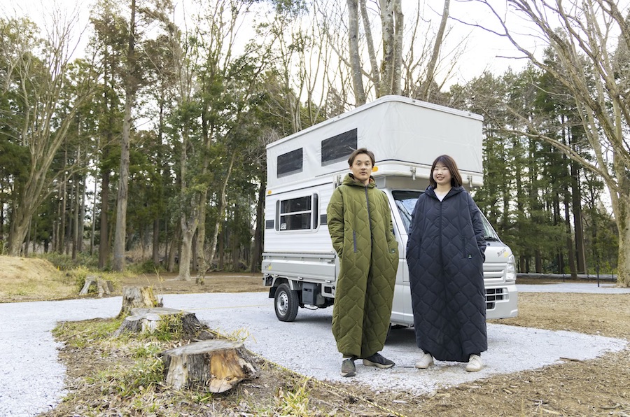 キャンプ、車中泊、ルームウェアに「着る寝袋モモンガ」期間限定で